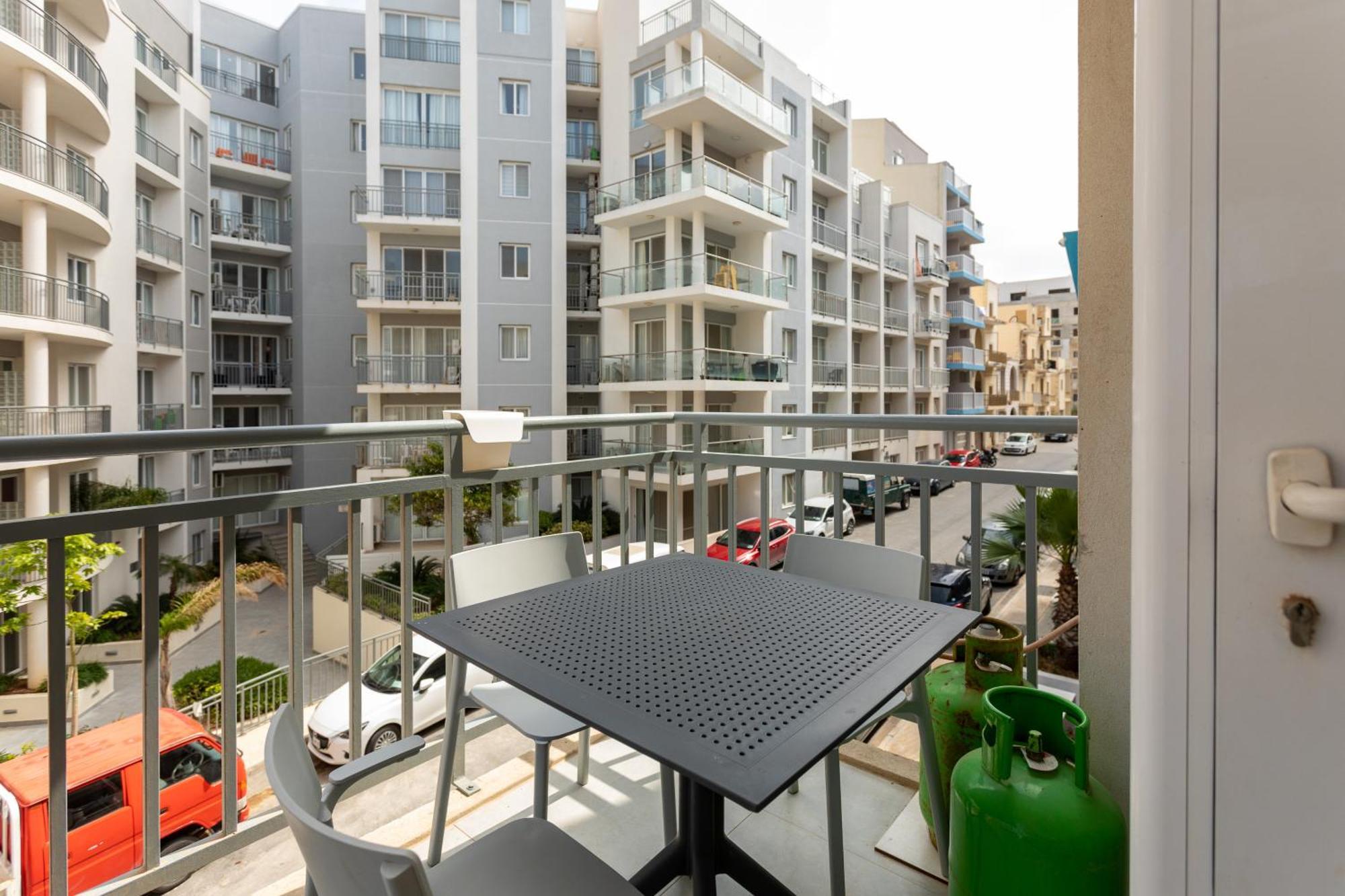 Red Rose Apartment *